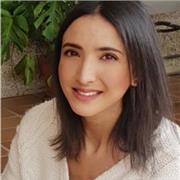 Maestra imparte clases de Matemáticas de E.primaria y ESO
